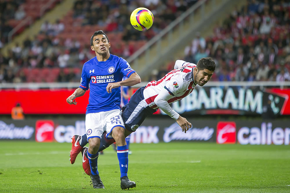 Doblete de Mora, golazo de Bacca y Cruz Azul le remontó a Chivas.