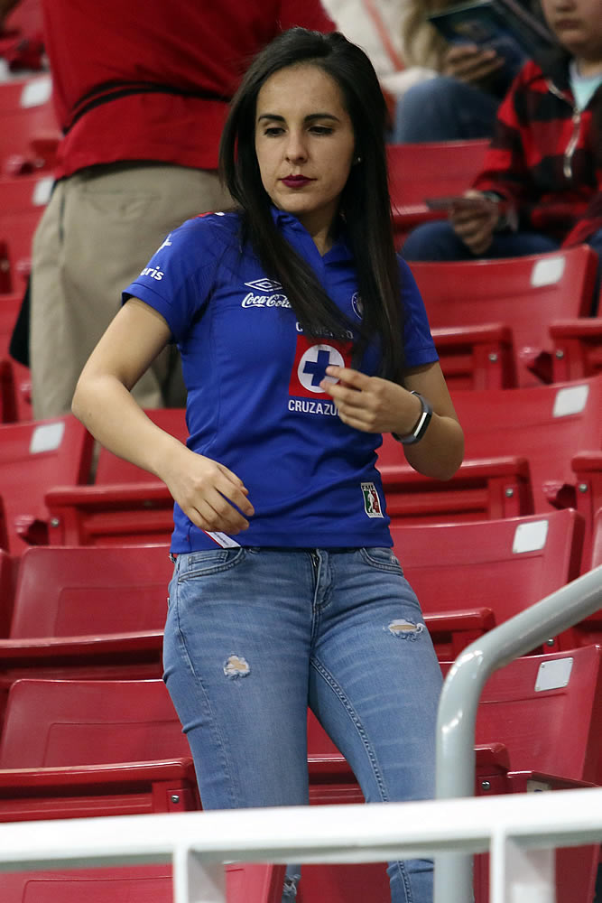 Doblete de Mora, golazo de Bacca y Cruz Azul le remontó a Chivas.