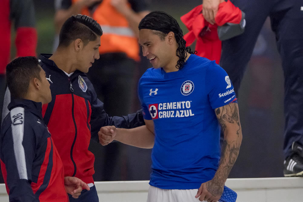 Doblete de Mora, golazo de Bacca y Cruz Azul le remontó a Chivas.