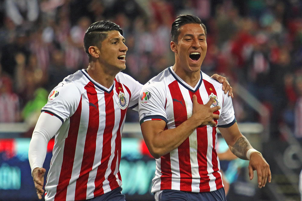 Doblete de Mora, golazo de Bacca y Cruz Azul le remontó a Chivas.