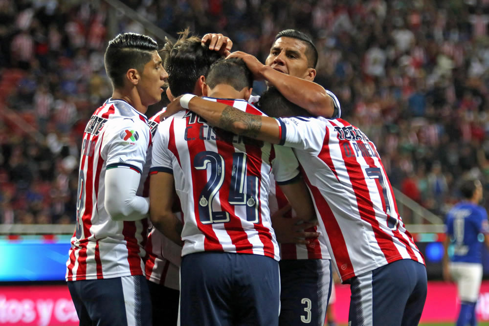 Doblete de Mora, golazo de Bacca y Cruz Azul le remontó a Chivas.