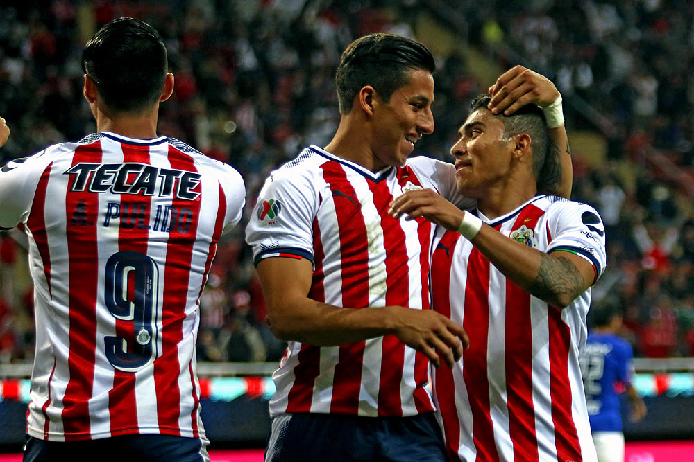 Doblete de Mora, golazo de Bacca y Cruz Azul le remontó a Chivas.