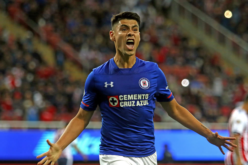 Doblete de Mora, golazo de Bacca y Cruz Azul le remontó a Chivas.