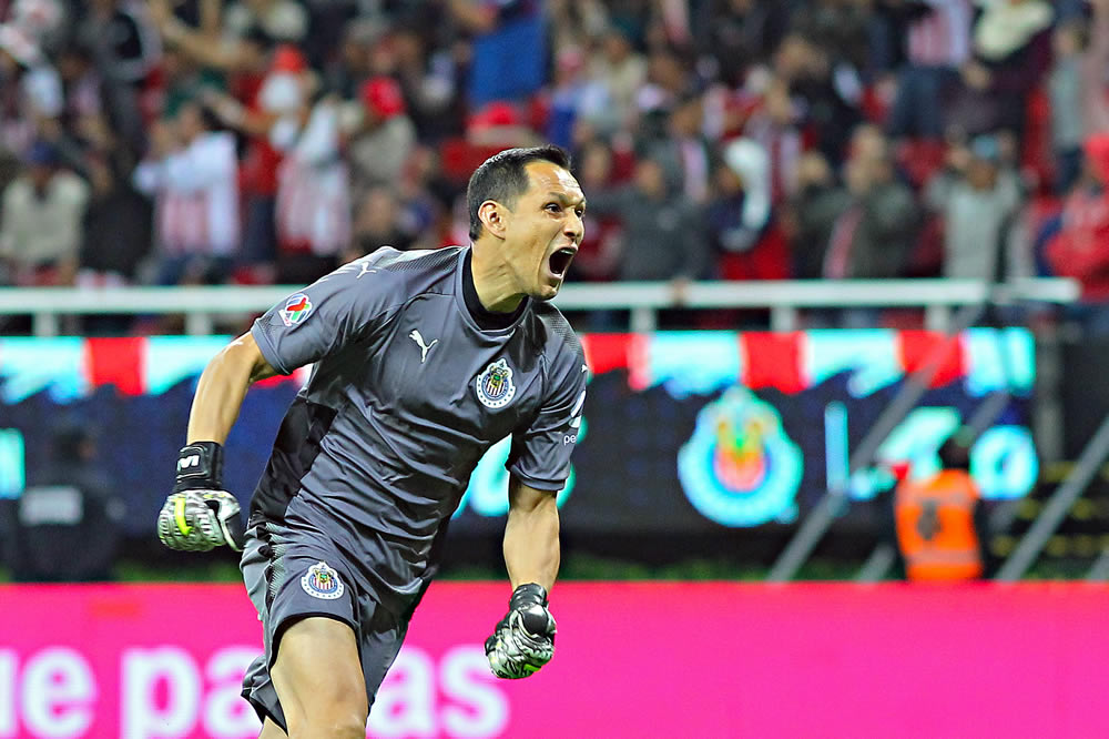 Doblete de Mora, golazo de Bacca y Cruz Azul le remontó a Chivas.