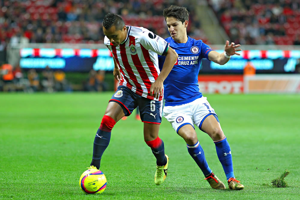 Doblete de Mora, golazo de Bacca y Cruz Azul le remontó a Chivas.