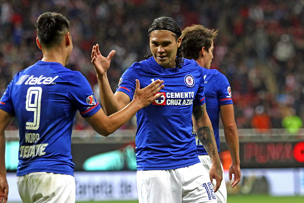 Doblete de Mora, golazo de Bacca y Cruz Azul le remontó a Chivas.