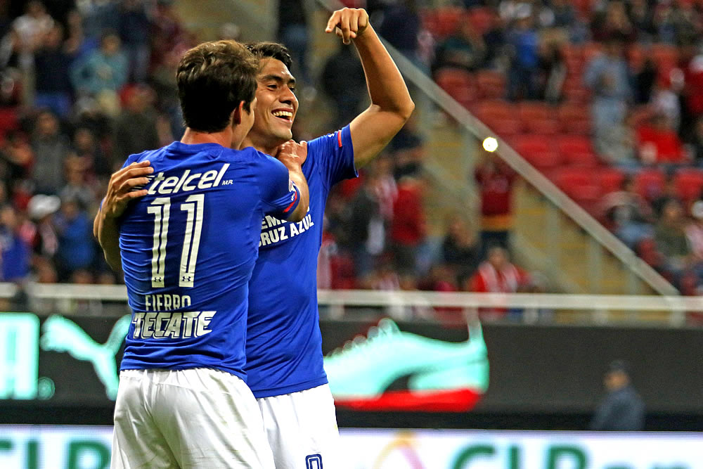 Doblete de Mora, golazo de Bacca y Cruz Azul le remontó a Chivas.