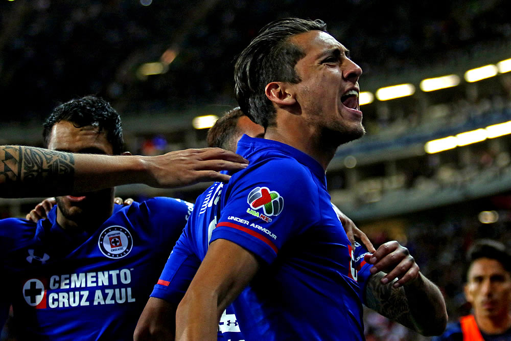 Doblete de Mora, golazo de Bacca y Cruz Azul le remontó a Chivas.