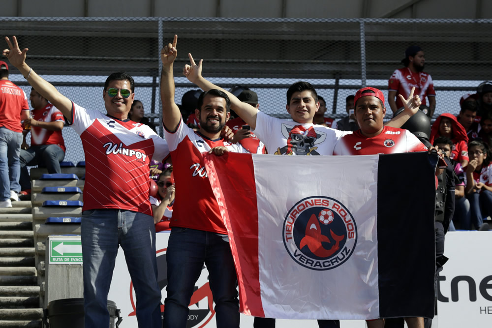Cinco goles y Lobos BUAP masacró a los Tiburones de Veracruz.