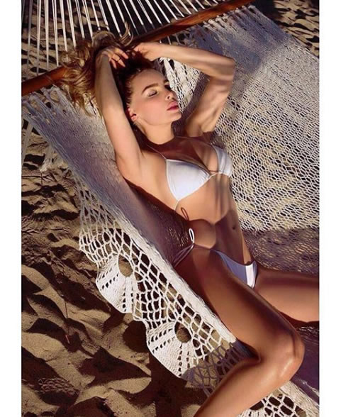 Belinda posó topless para portada de revista