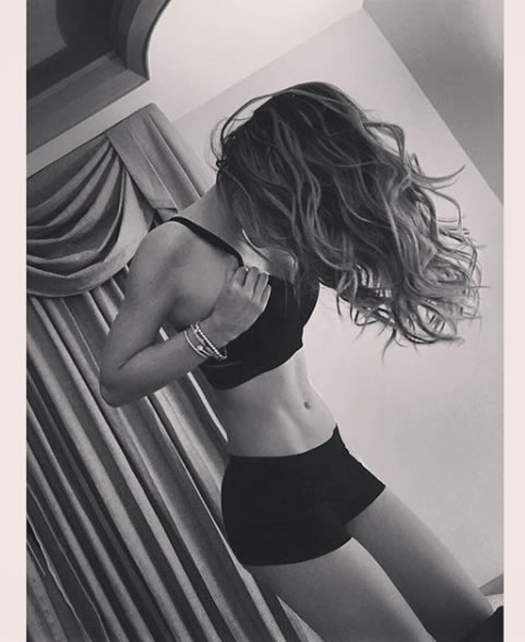Belinda posó topless para portada de revista