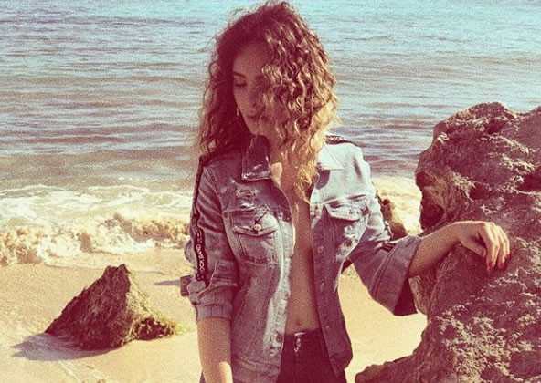 Belinda posó topless para portada de revista