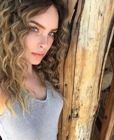 Belinda posó topless para portada de revista