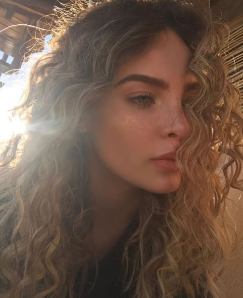 Belinda posó topless para portada de revista