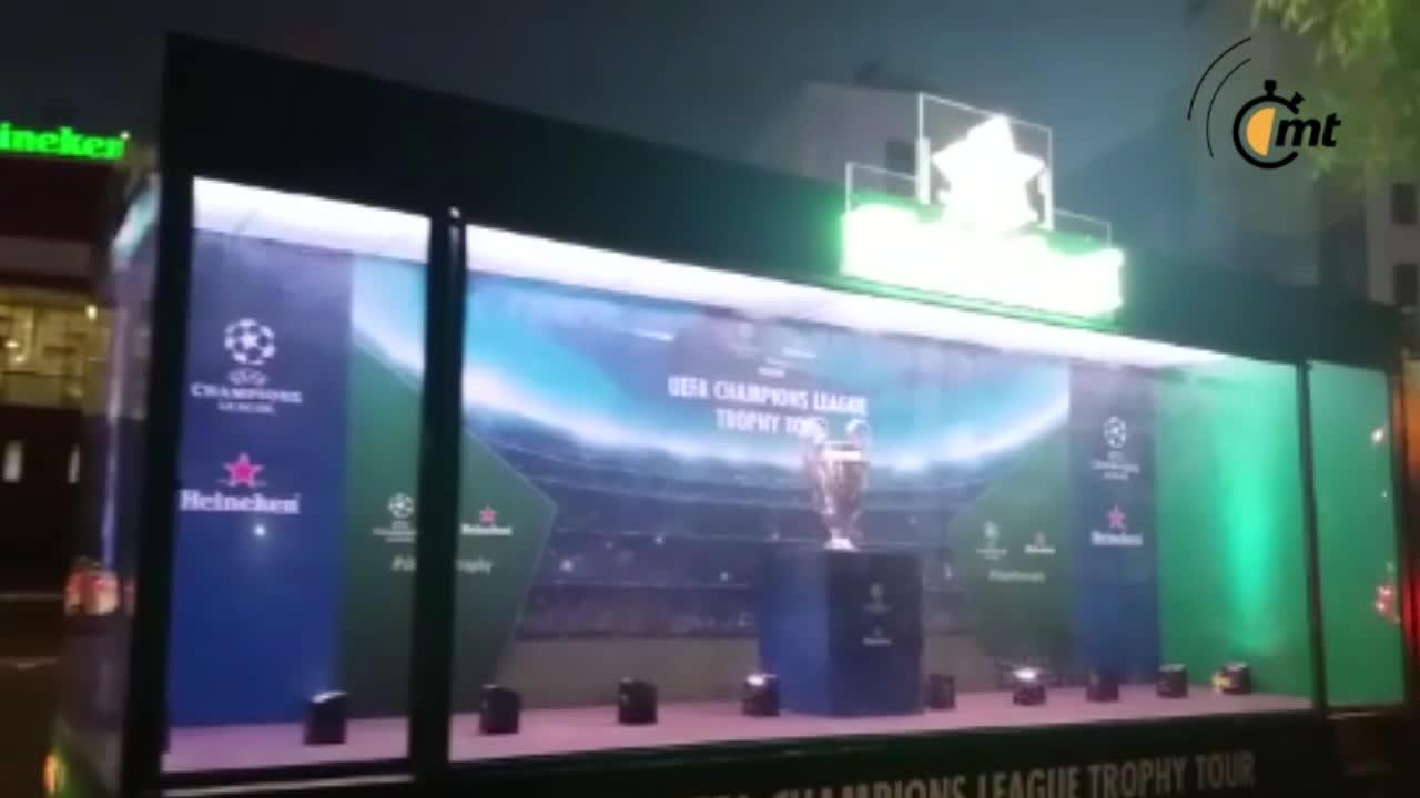 Ex directiva rayada se toma la foto en Trophy Tour