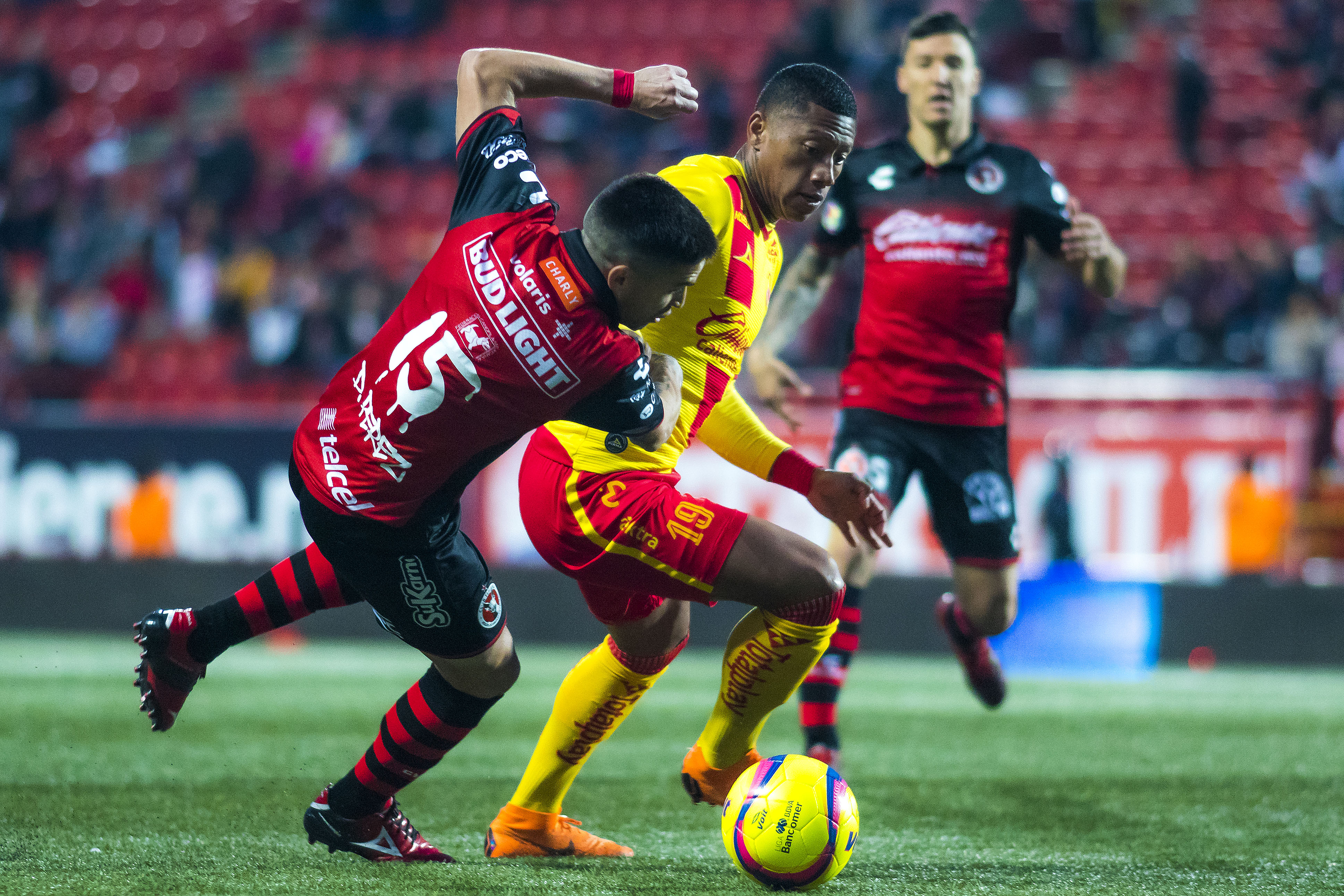 Los postes fueron aliados de Monarcas en Tijuana