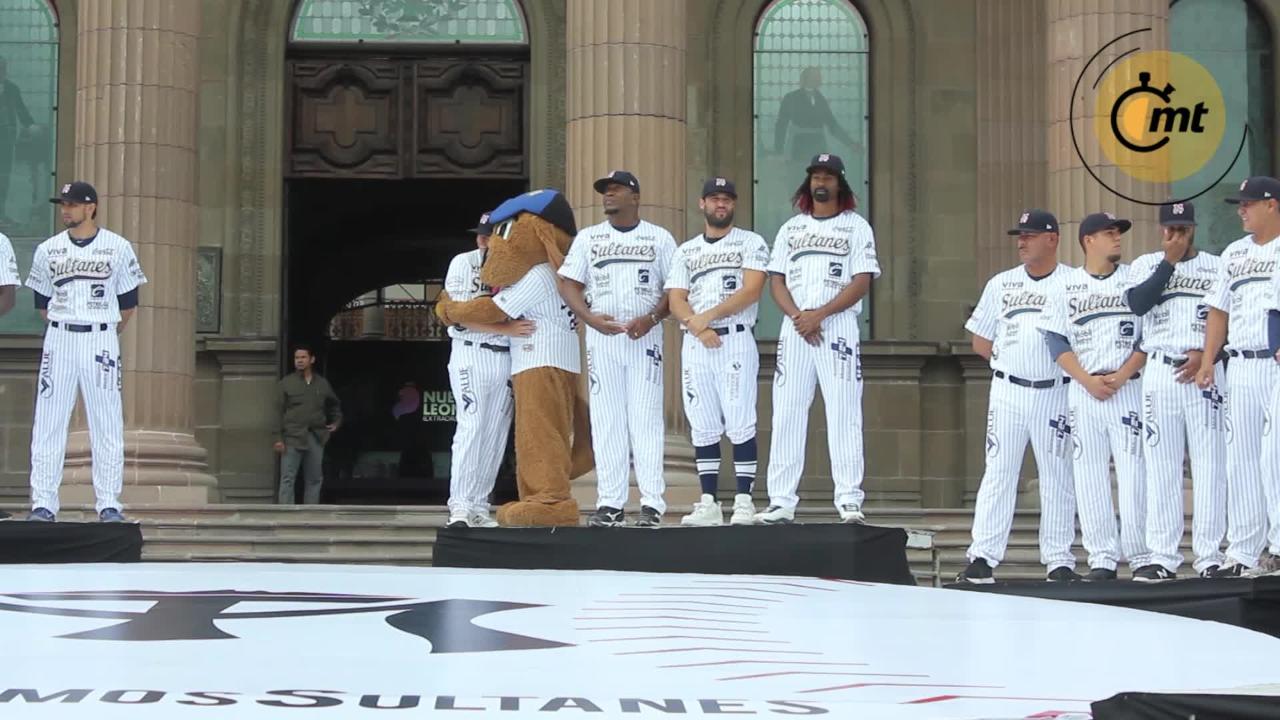 El equipo de beisbol Sultanes se toma foto con el Palacio de Gobierno a sus espa