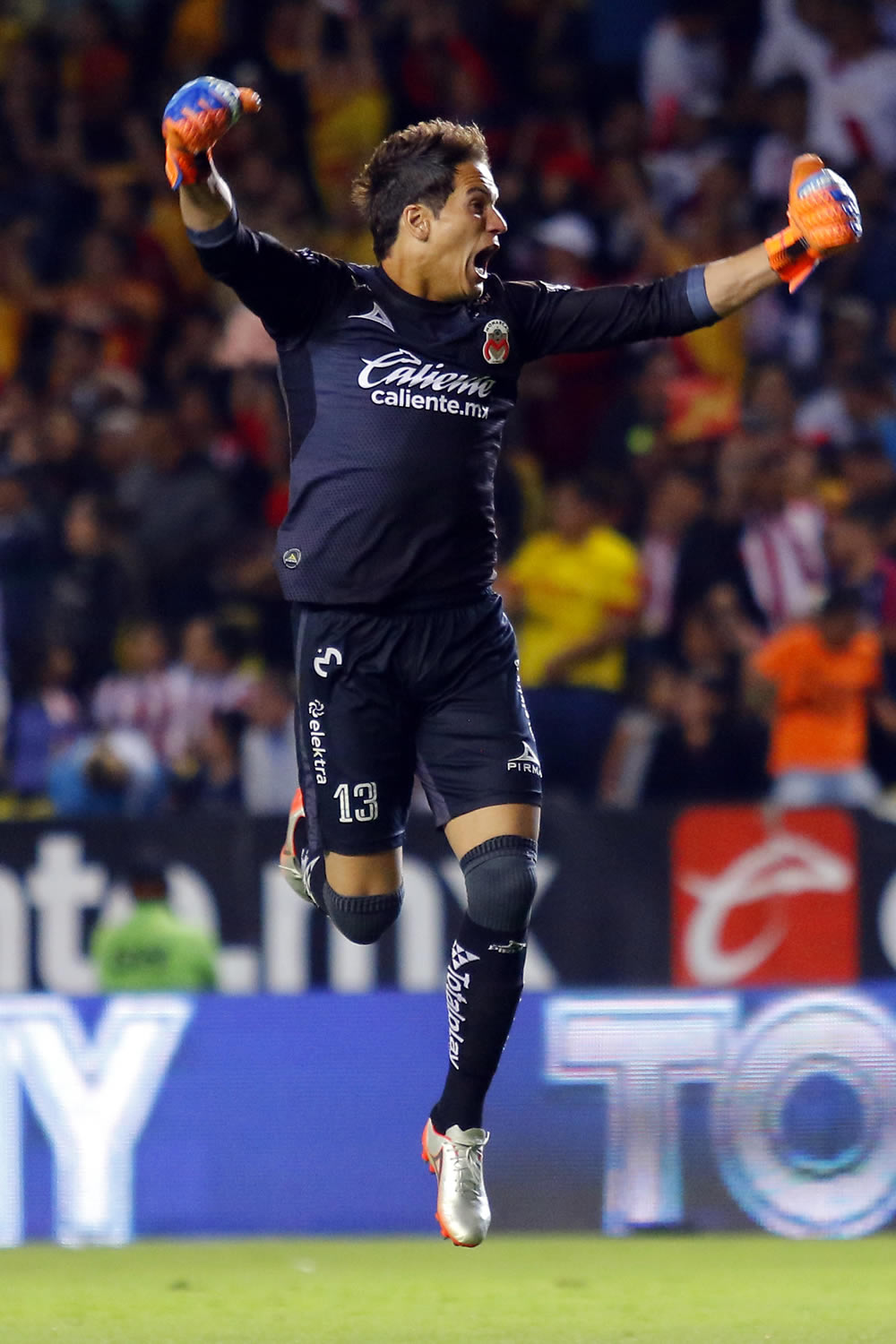 Con doblete de Rodolfo Pizarro, Chivas derrotó a Morelia.