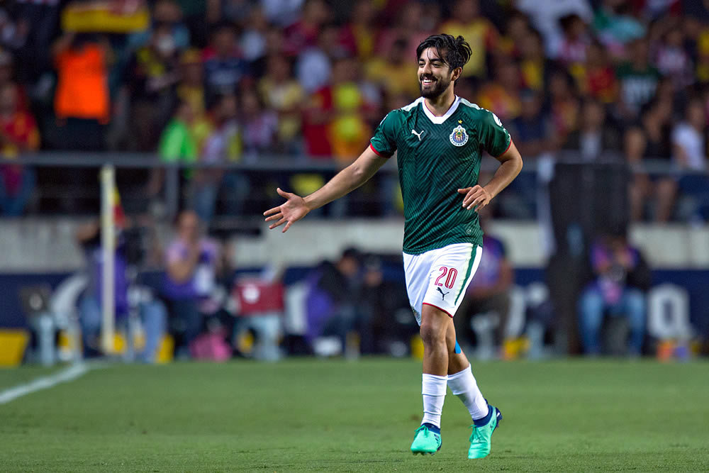 Con doblete de Rodolfo Pizarro, Chivas derrotó a Morelia.