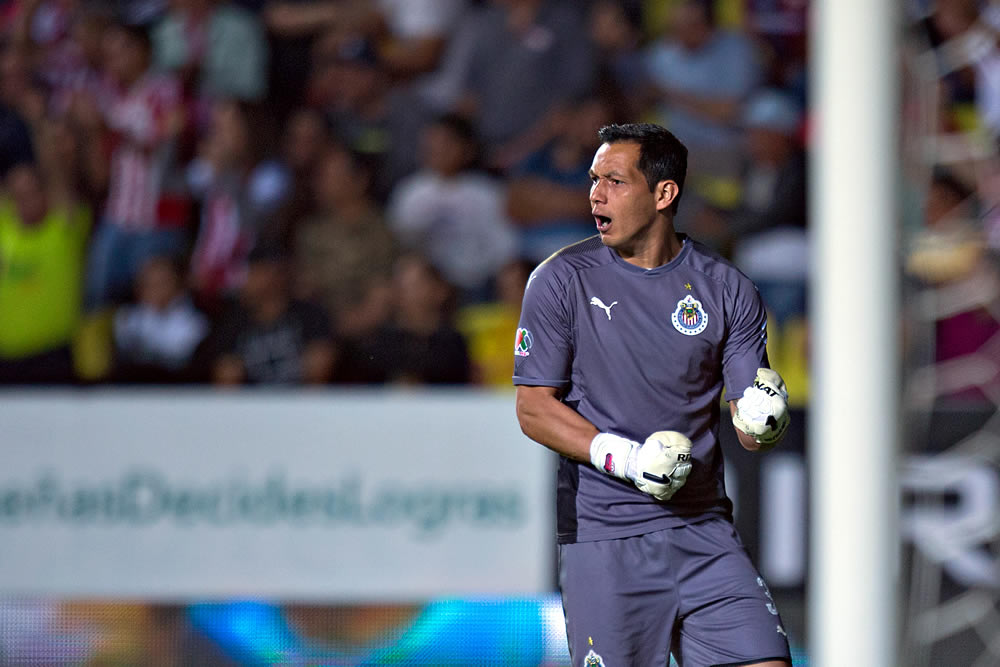 Con doblete de Rodolfo Pizarro, Chivas derrotó a Morelia.
