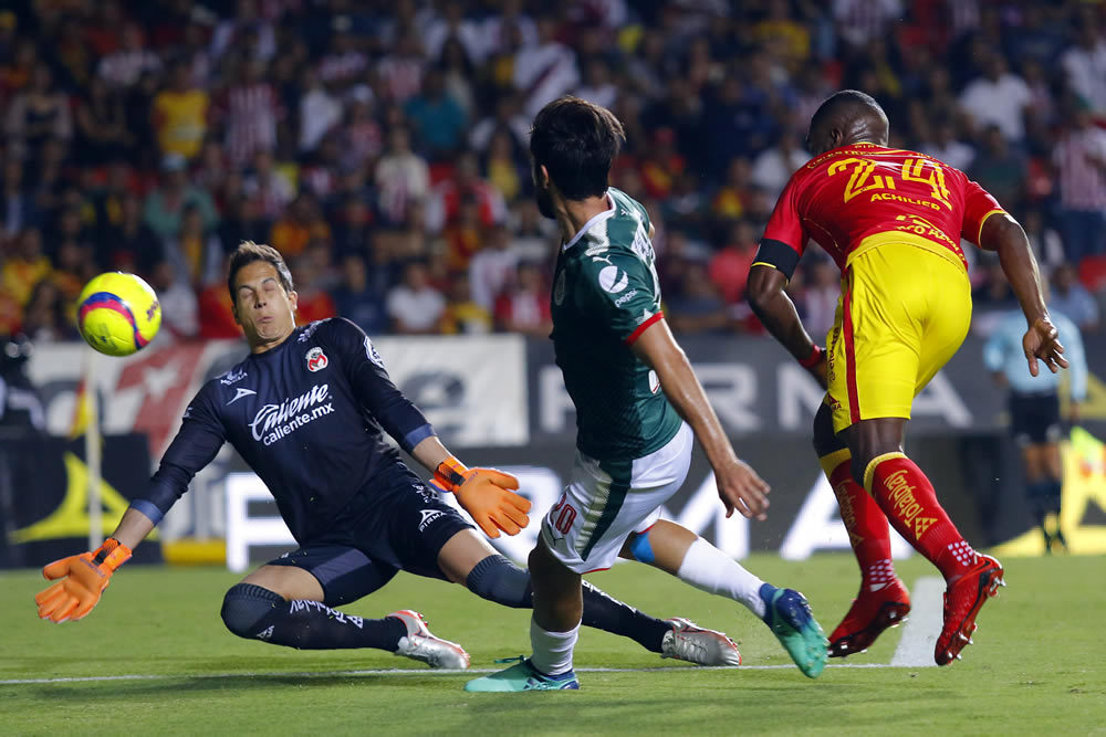 Con doblete de Rodolfo Pizarro, Chivas derrotó a Morelia.