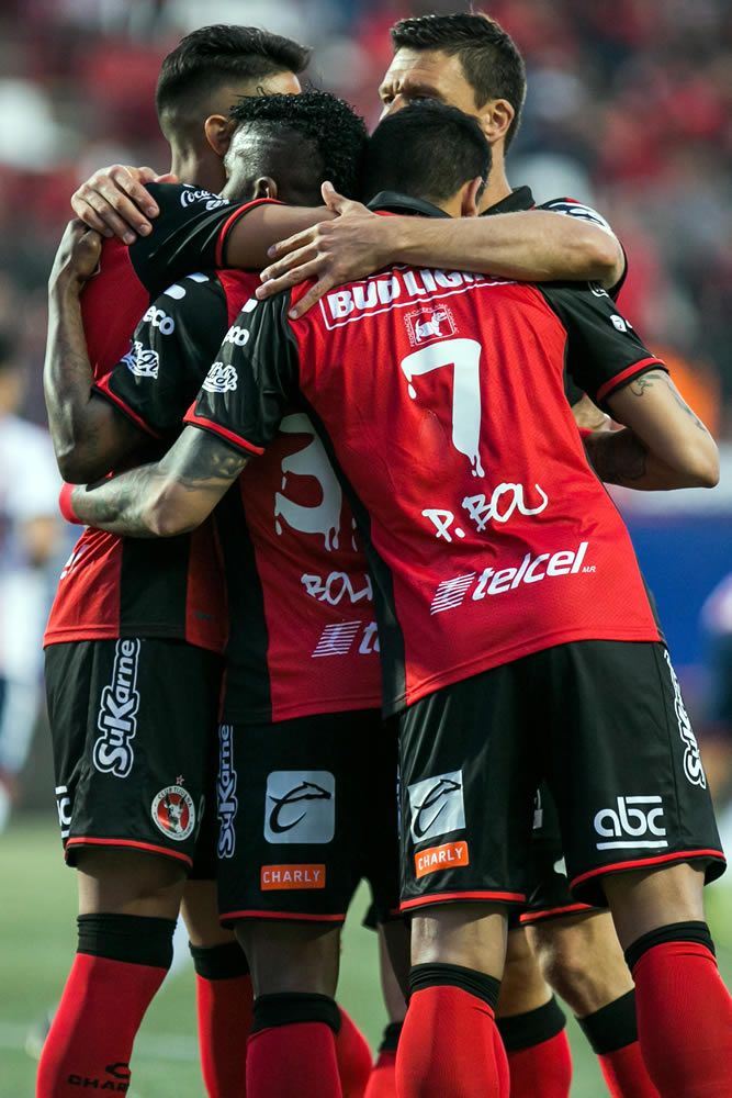 Los Xolos de Tijuana vencieron 3-0 a unas Chivas que prácticamente se despiden.