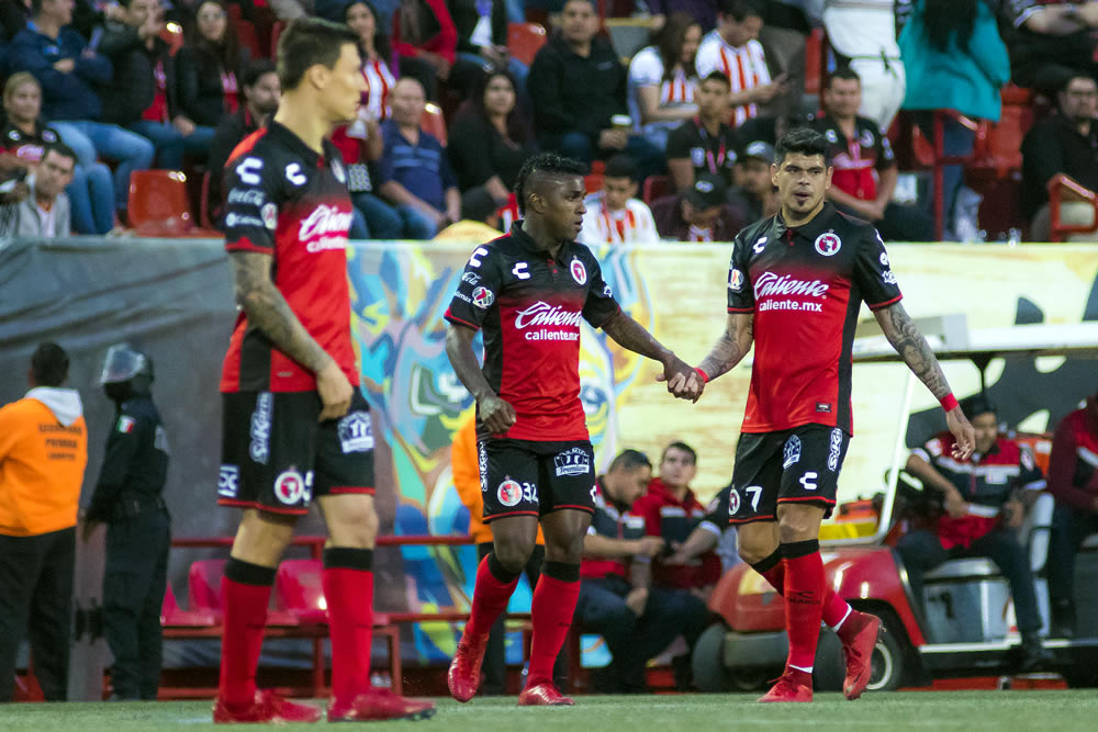 Los Xolos de Tijuana vencieron 3-0 a unas Chivas que prácticamente se despiden.