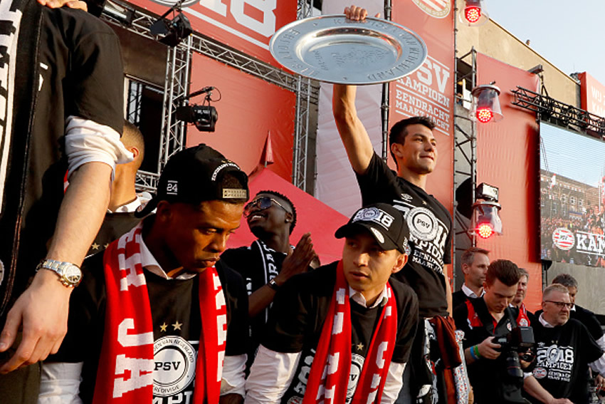 Chucky festejó en grande título con PSV