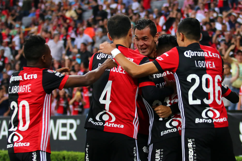 Con un solitario gol, los Zorros del Atlas derrotaron a las Chivas.