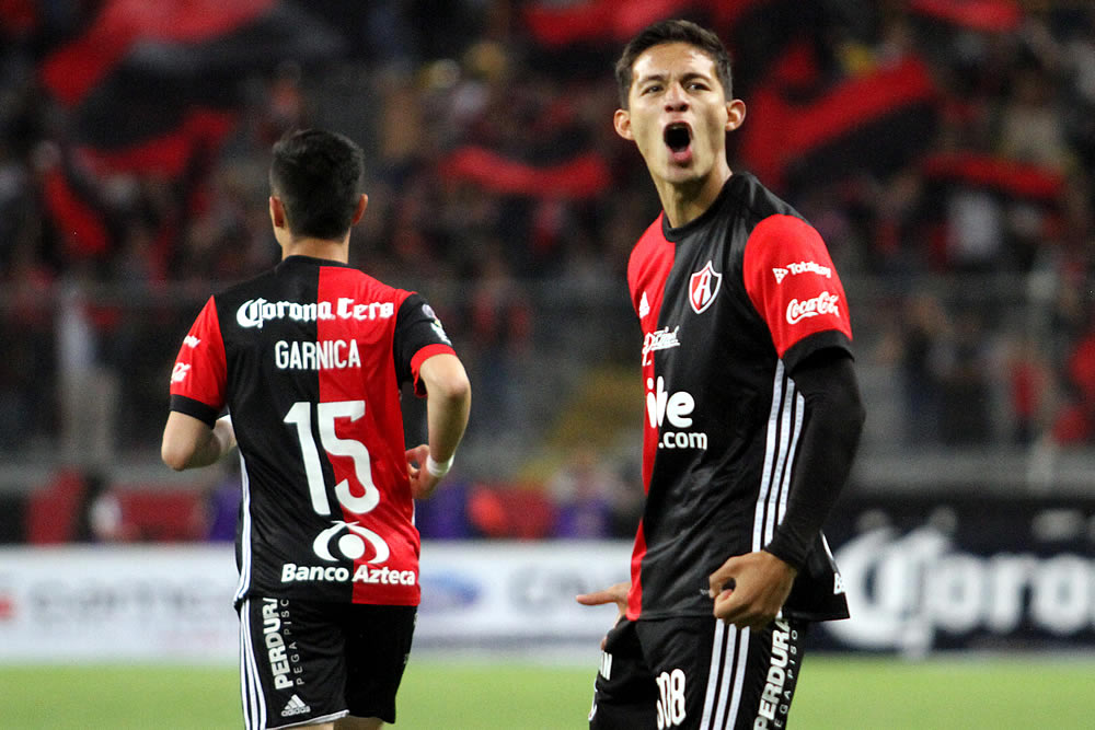 Con un solitario gol, los Zorros del Atlas derrotaron a las Chivas.