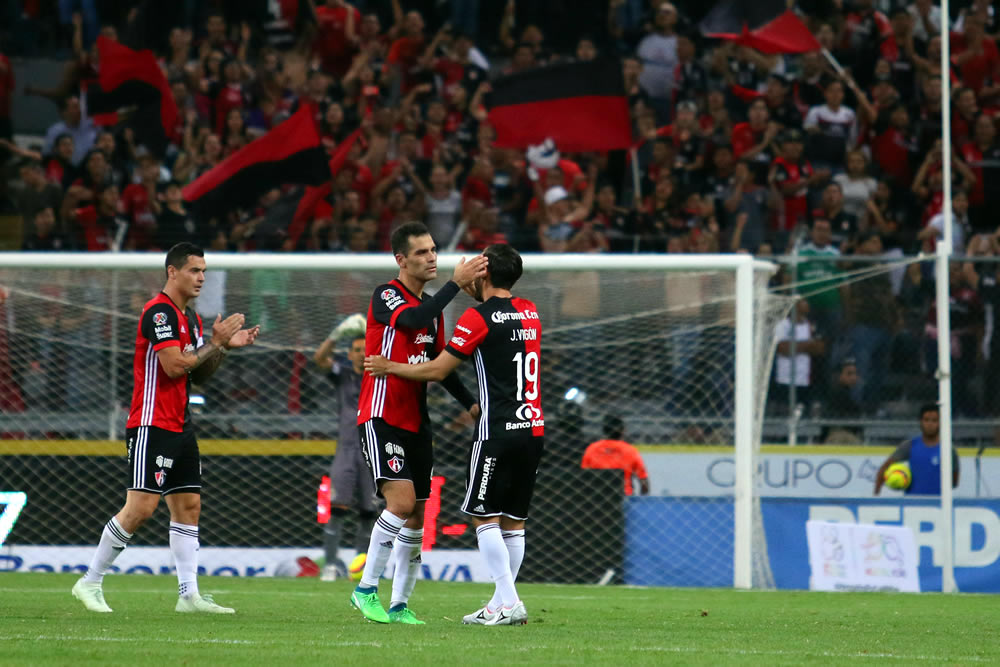 Con un solitario gol, los Zorros del Atlas derrotaron a las Chivas.