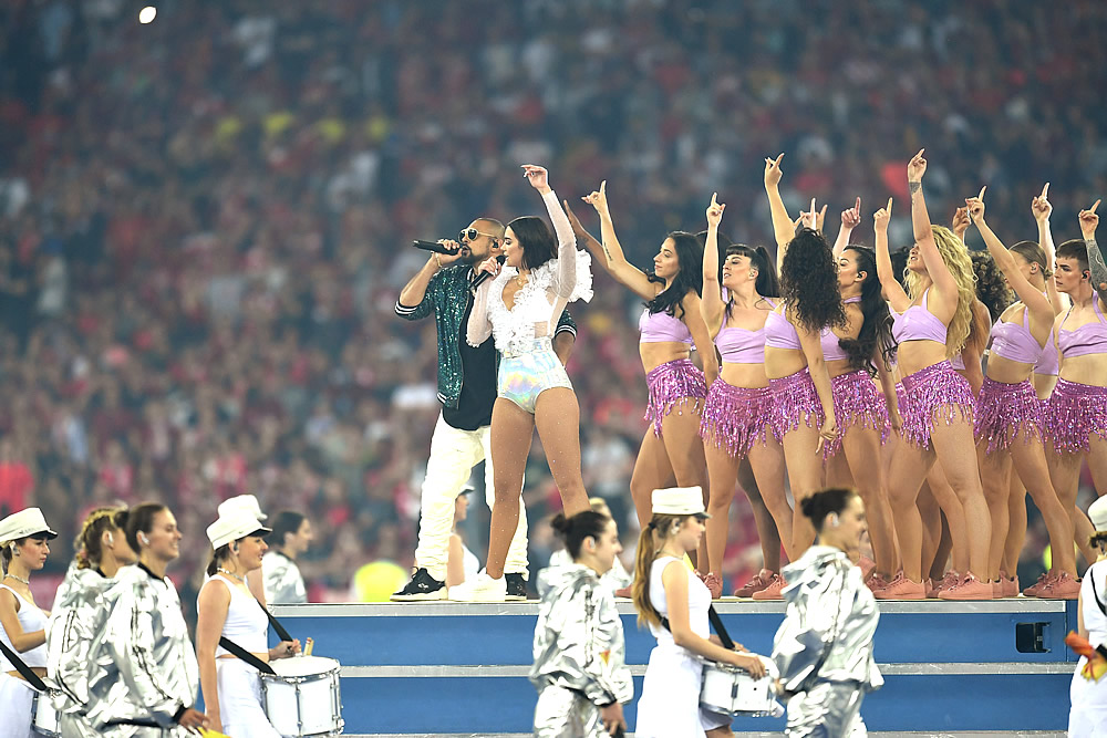 Dua Lipa deleitó con su belleza en la Final de Champions League