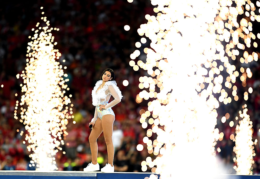 Dua Lipa deleitó con su belleza en la Final de Champions League