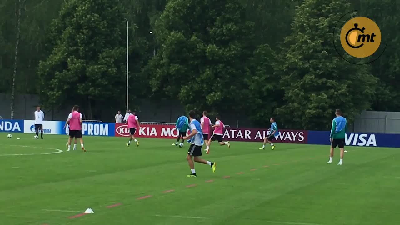 Mesut Özil estaría listo para jugar el domingo ante México.