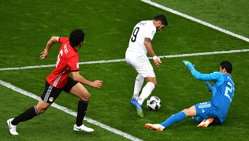 Suarez y Cavani se enfrentan a Egipto, Salah inicia en la banca