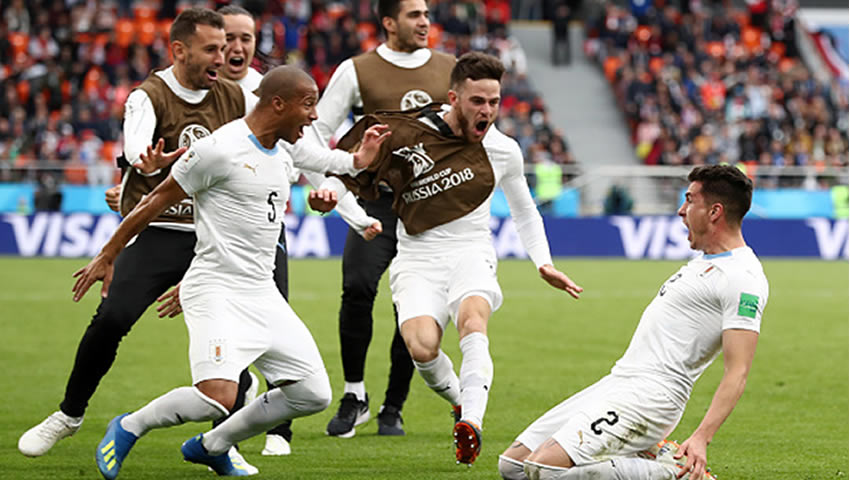 Suarez y Cavani se enfrentan a Egipto, Salah inicia en la banca