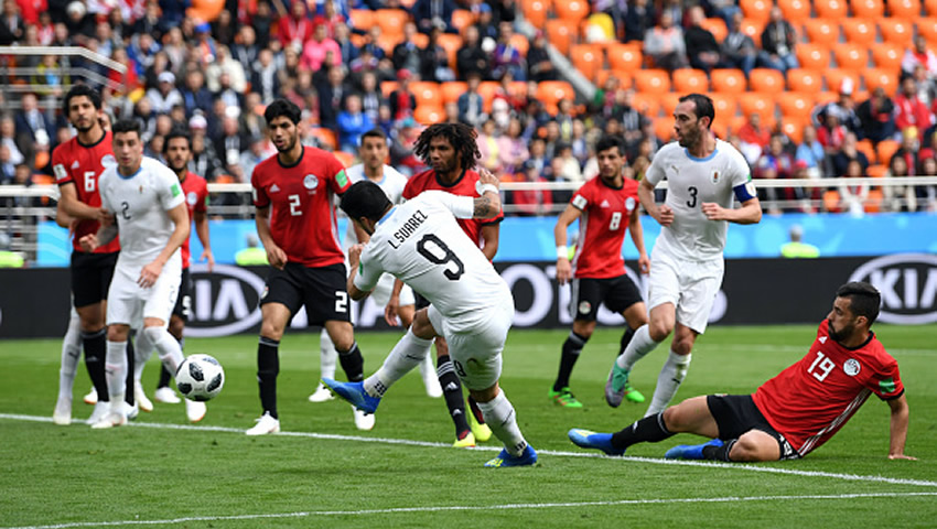 Suarez y Cavani se enfrentan a Egipto, Salah inicia en la banca