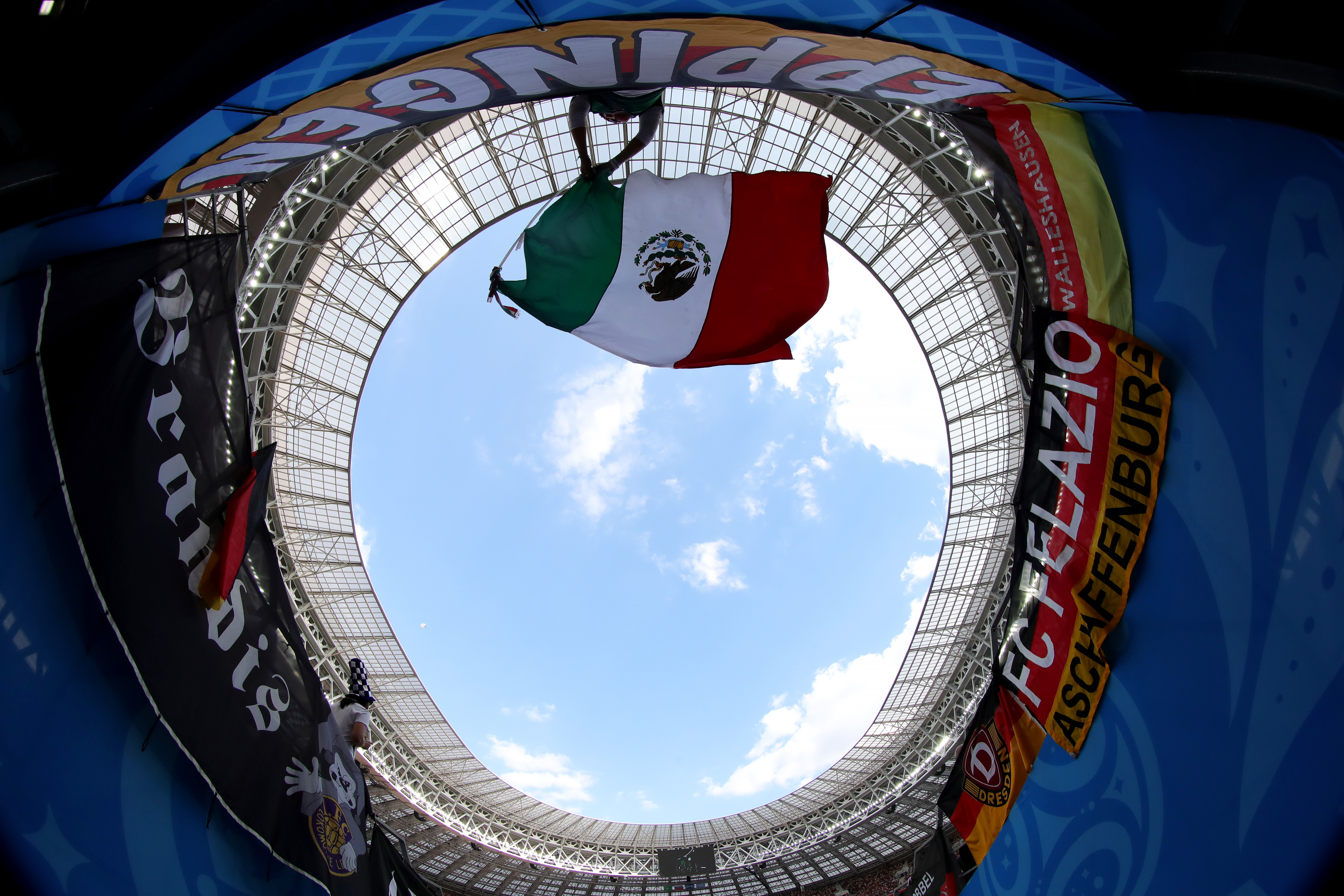 Fiesta Tricolor en las tribunas del Estadio Olímpico Luzhnikí 