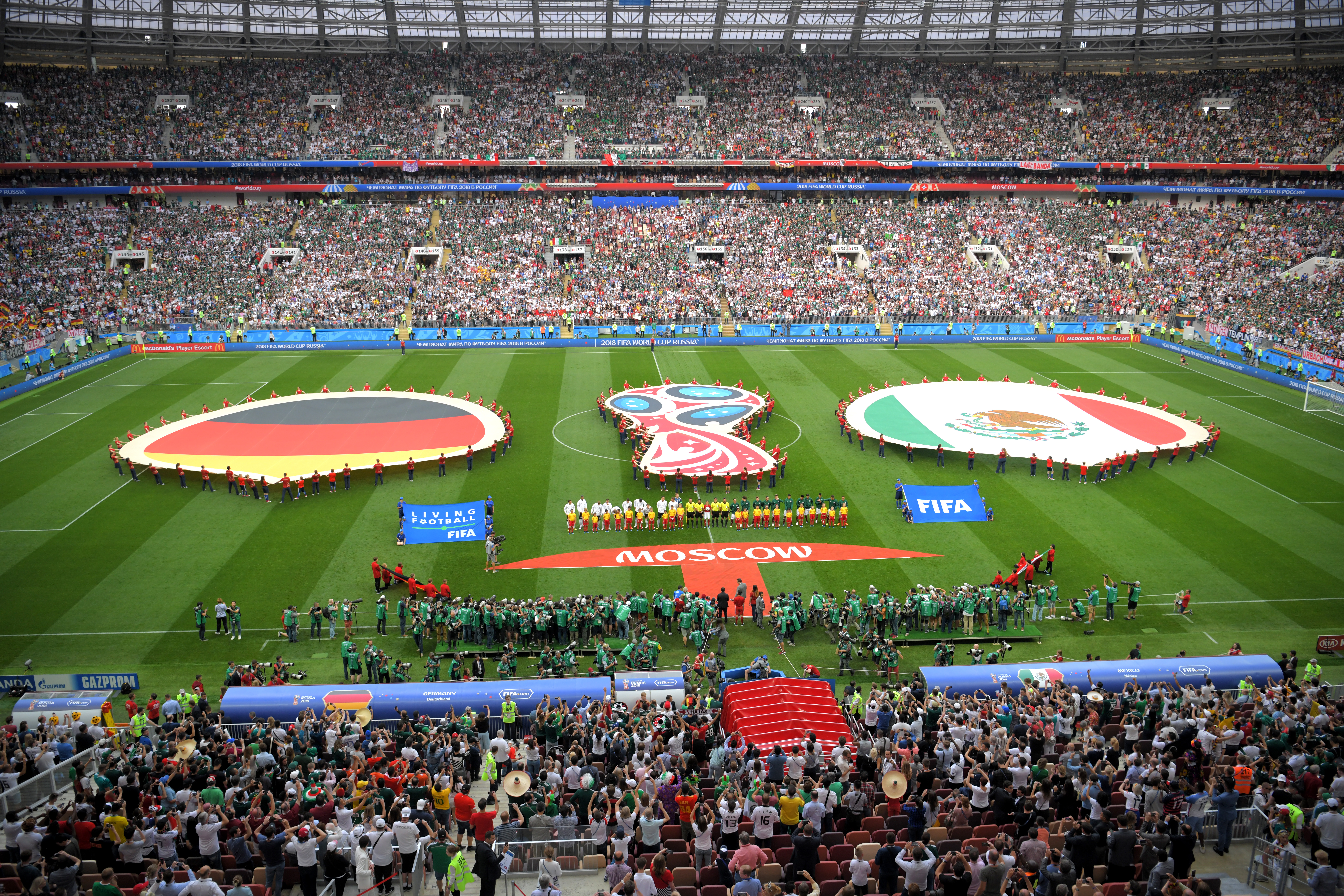 Fiesta Tricolor en las tribunas del Estadio Olímpico Luzhnikí 