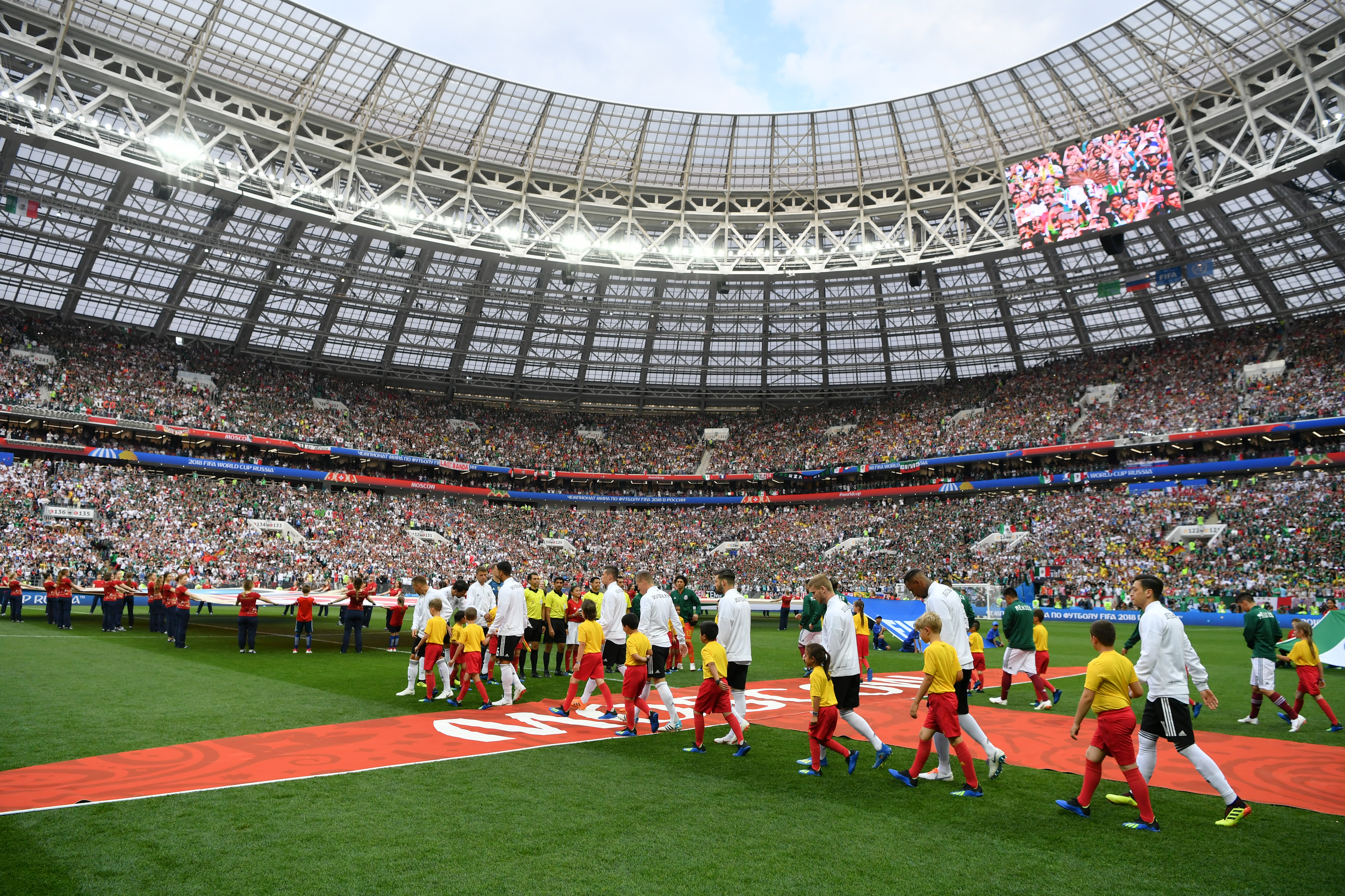 Fiesta Tricolor en las tribunas del Estadio Olímpico Luzhnikí 