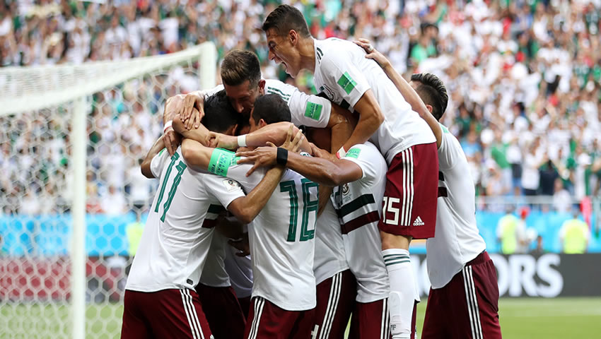 México hila dos victorias en Mundial por primera vez desde 2002