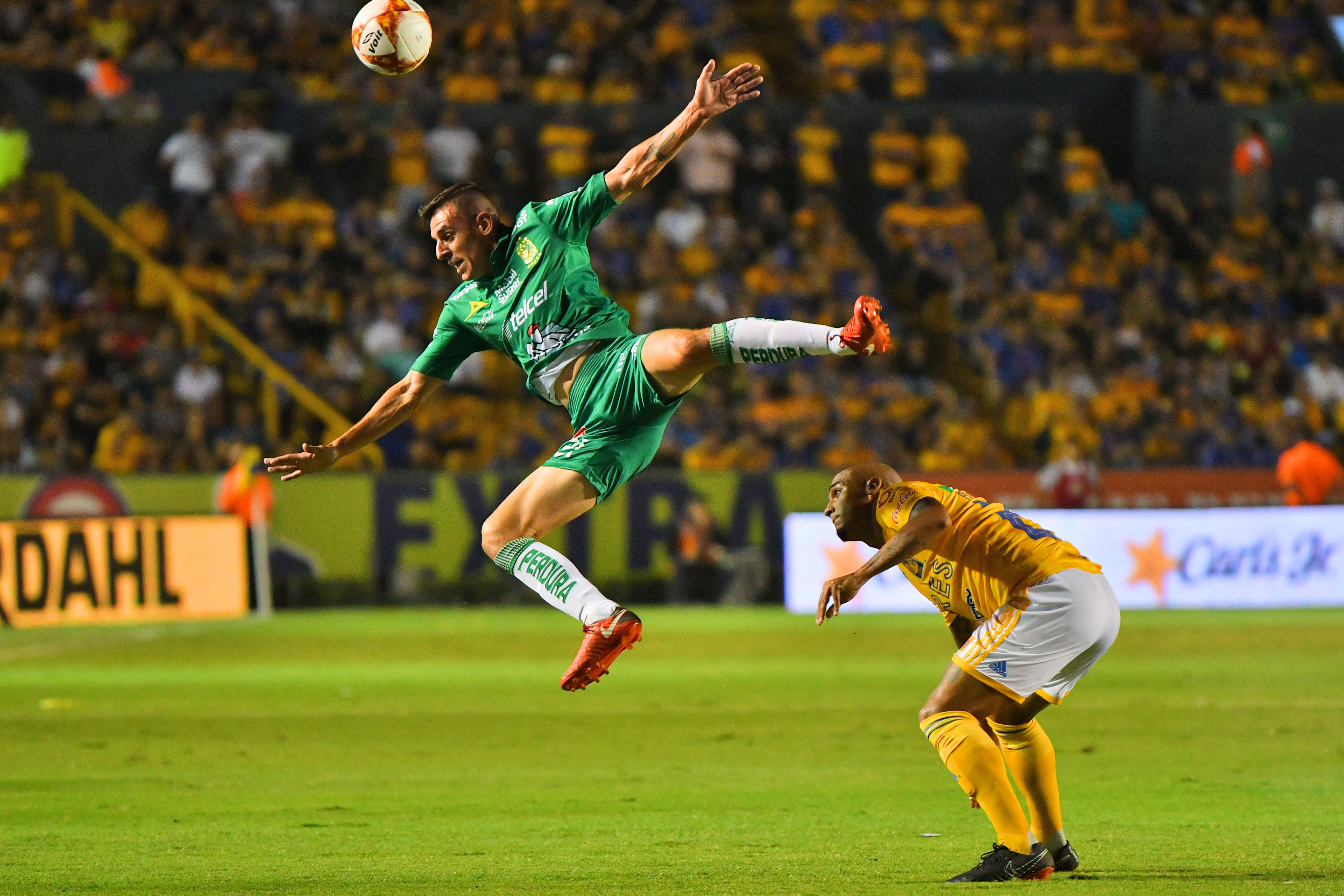 Con goles de Zelarayán y Gignac, los Tigres debutaron con triunfo ante León.