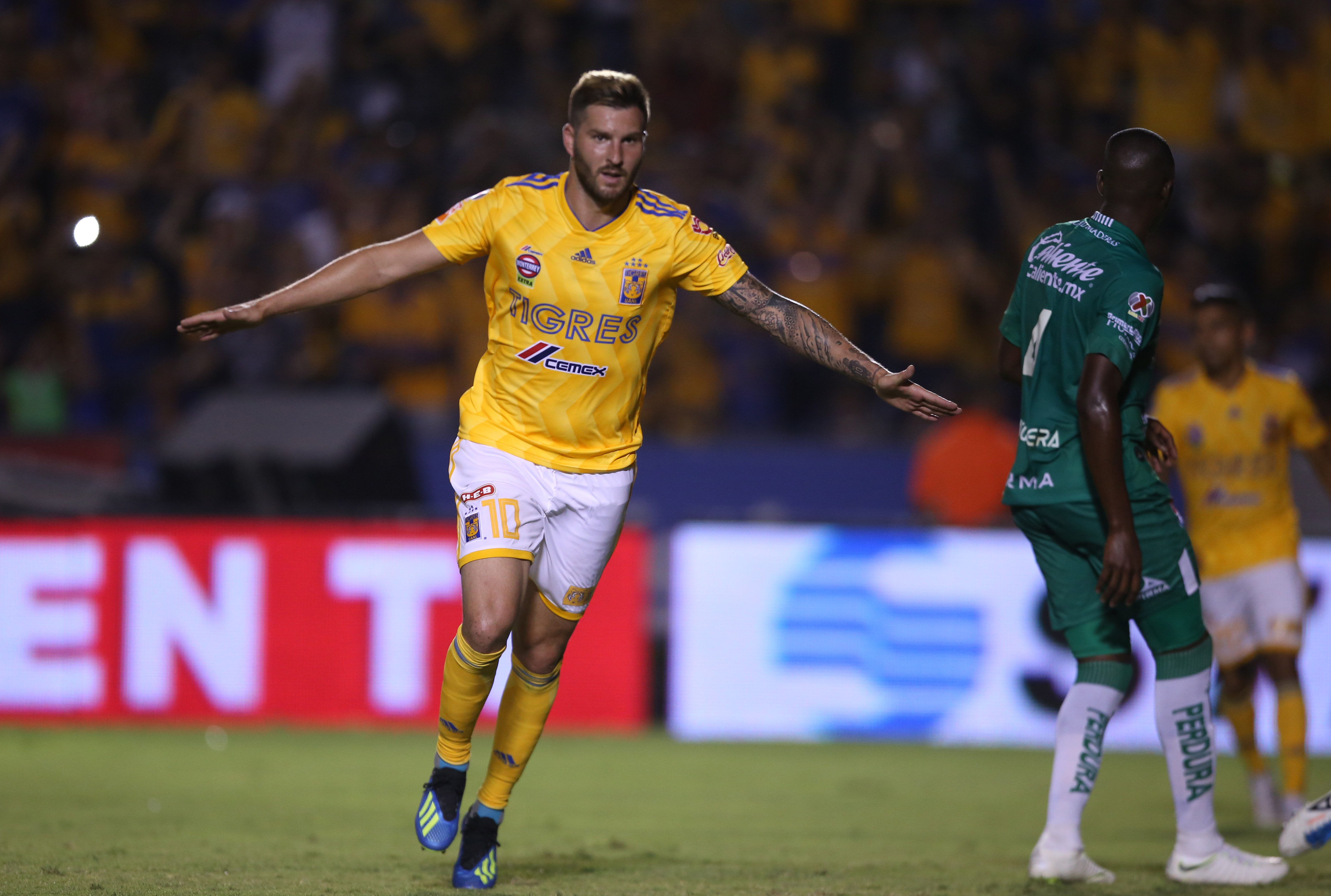 Con goles de Zelarayán y Gignac, los Tigres debutaron con triunfo ante León.