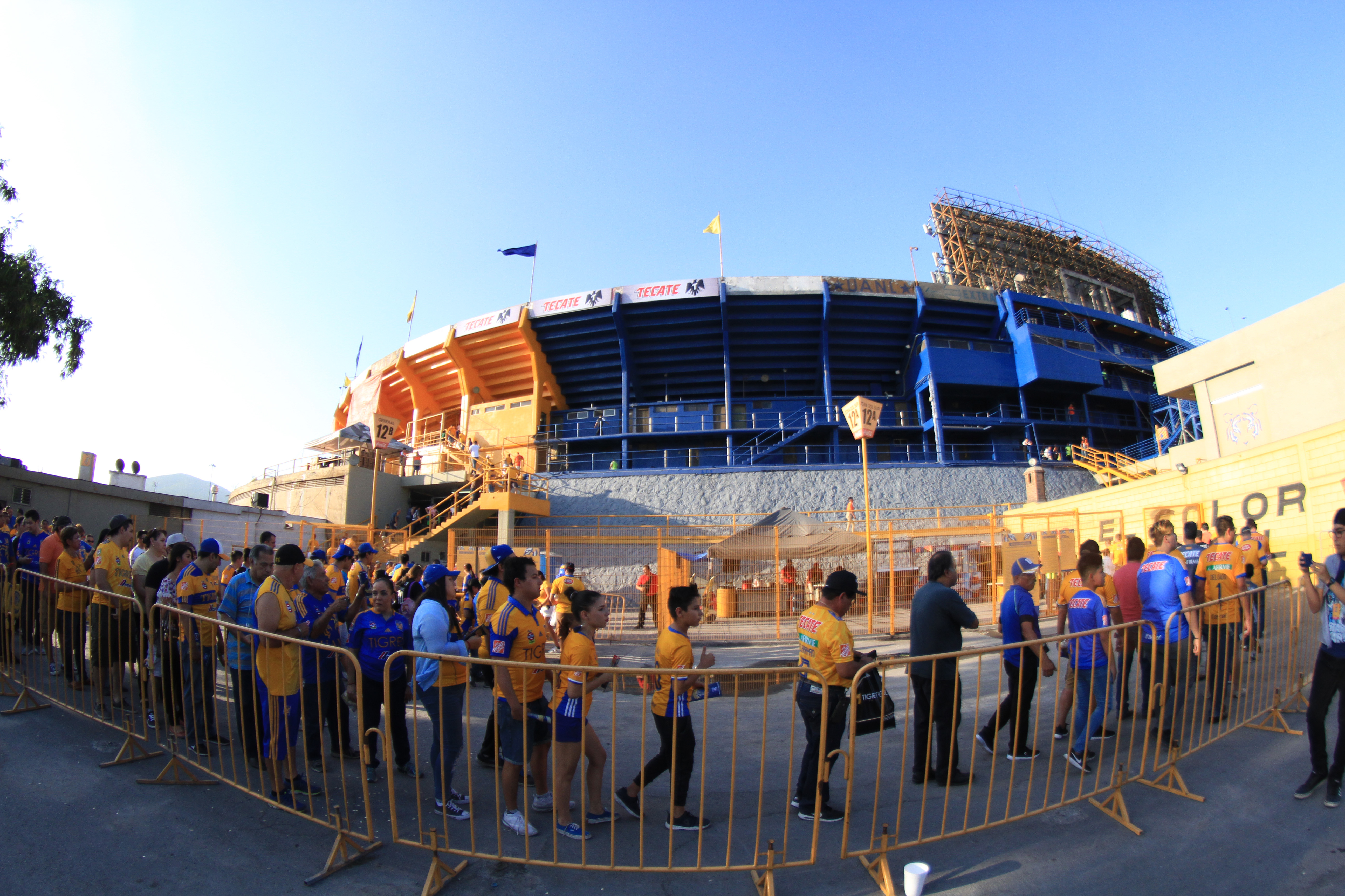 Con goles de Zelarayán y Gignac, los Tigres debutaron con triunfo ante León.