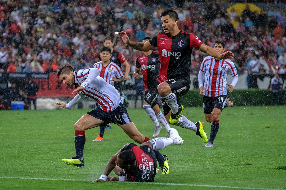 Chivas liga tres sin perder; Atlas sigue sin anotar en el A2018
