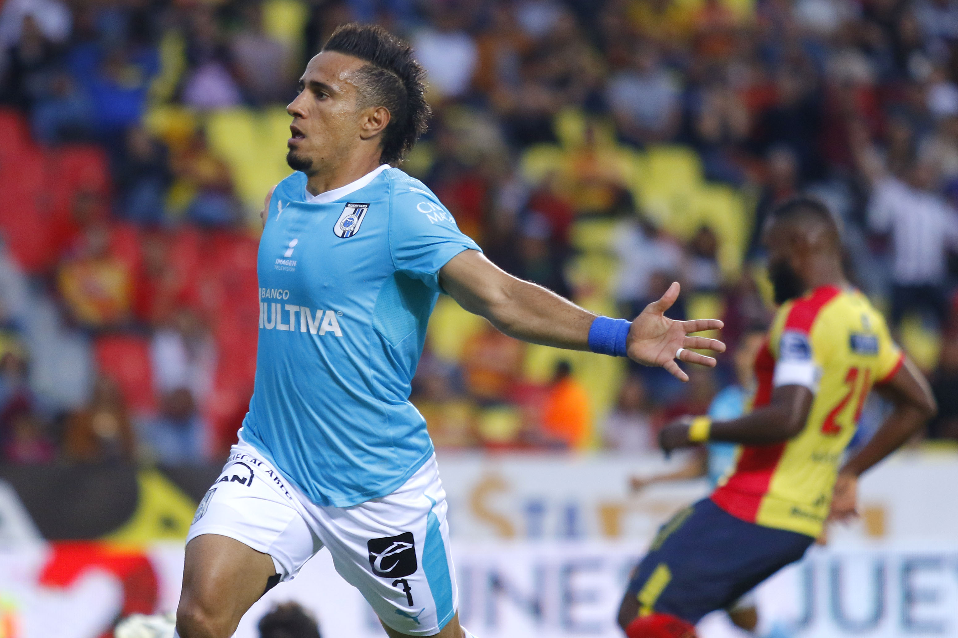 Con doblete de Camilo Sanvezzo, los Gallos de Querétaro derrotaron a Monarcas