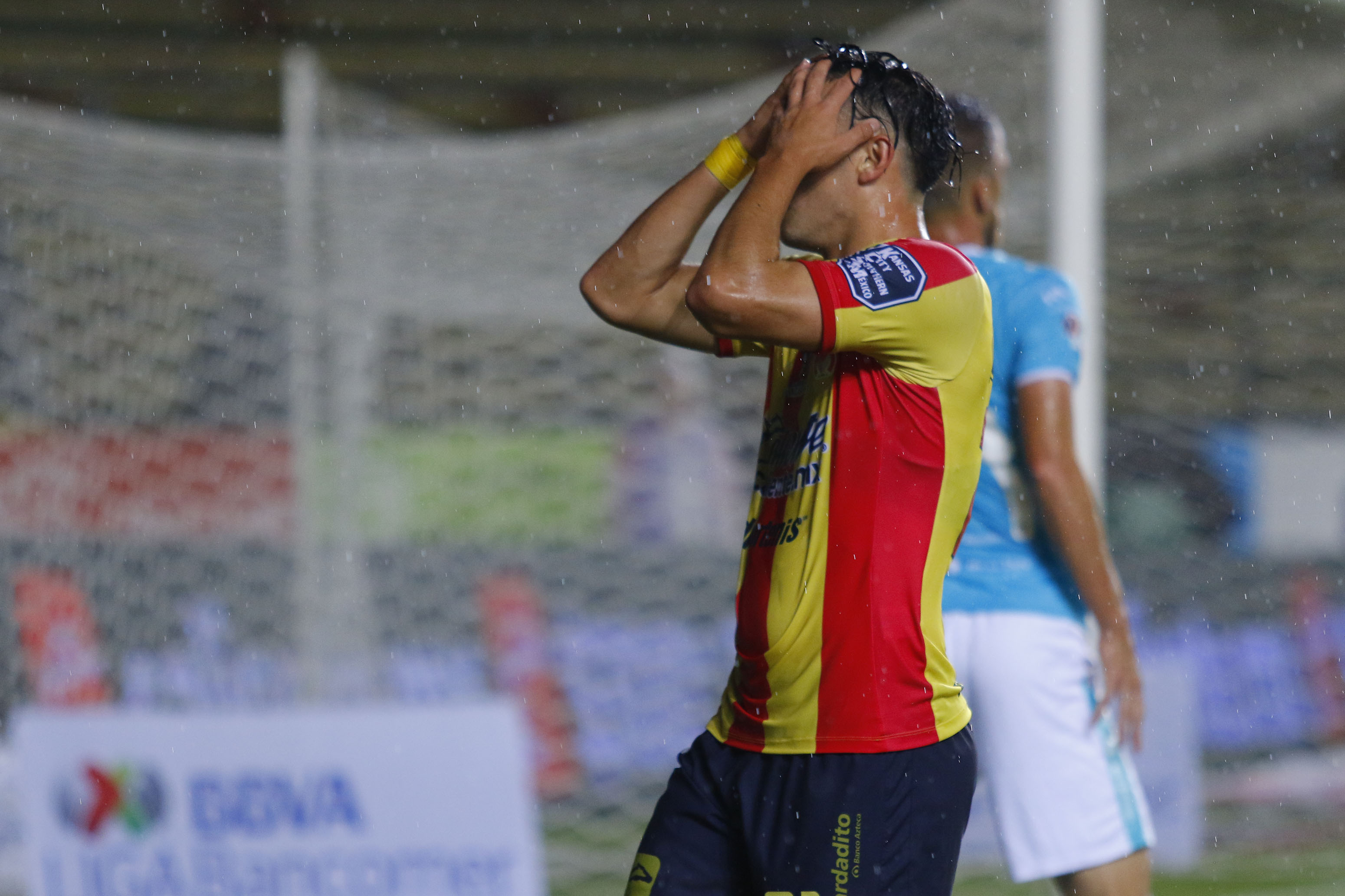 Con doblete de Sanvezzo los Gallos golearon a los Monarcas de Morelia.