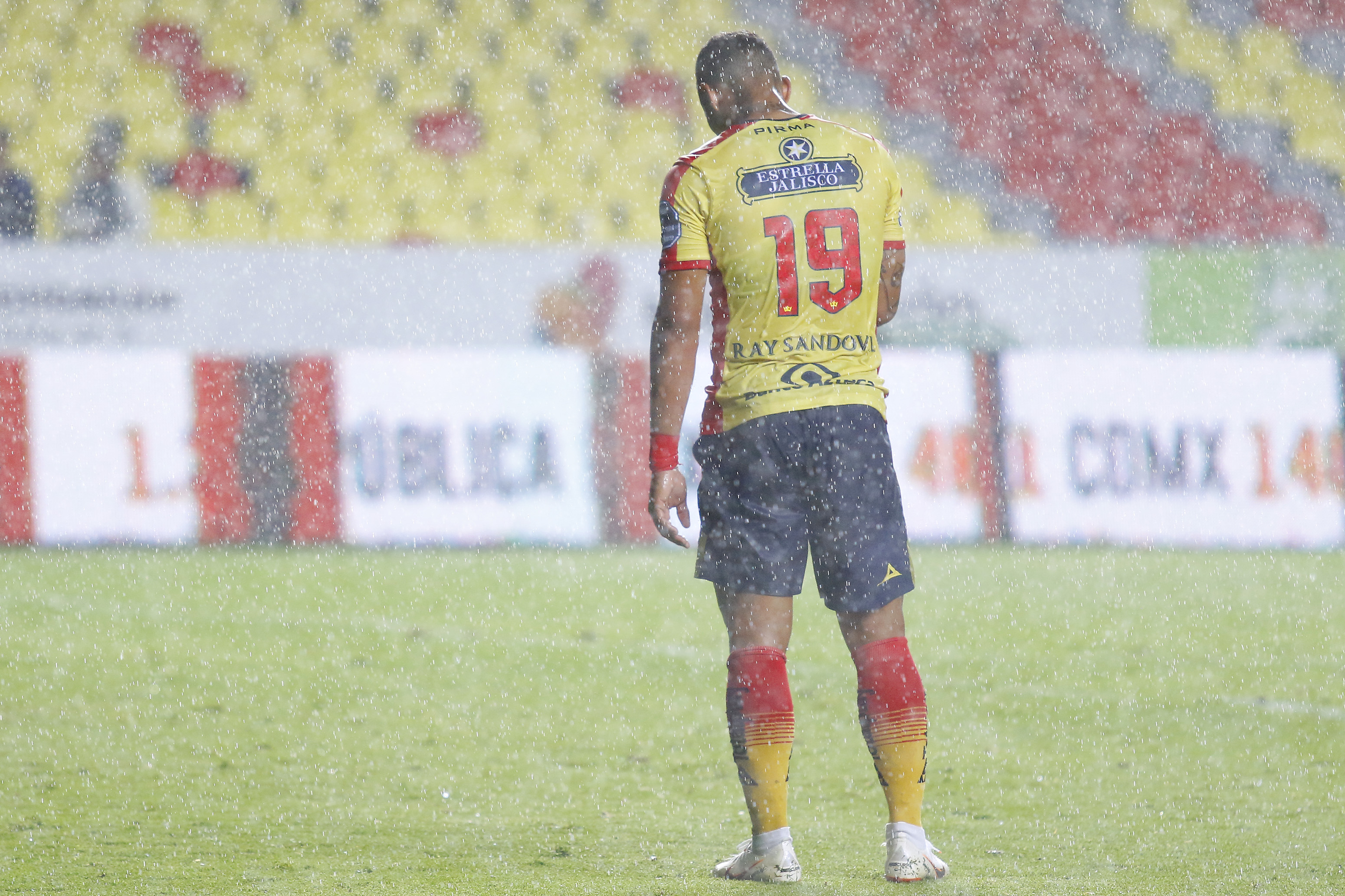Con doblete de Sanvezzo los Gallos golearon a los Monarcas de Morelia.