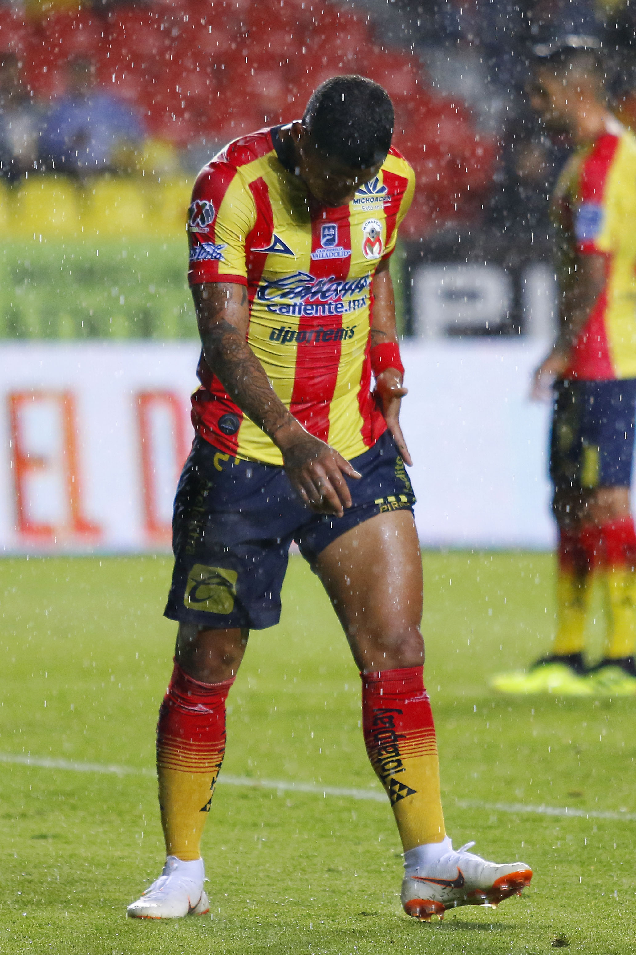 Doblete de Sanvezzo y Gallos goleó a Monarcas en su propia casa.