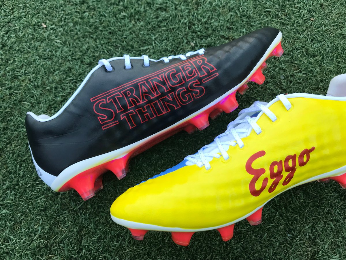 Los botines diseñados por los niños del programa Tackle Cancer